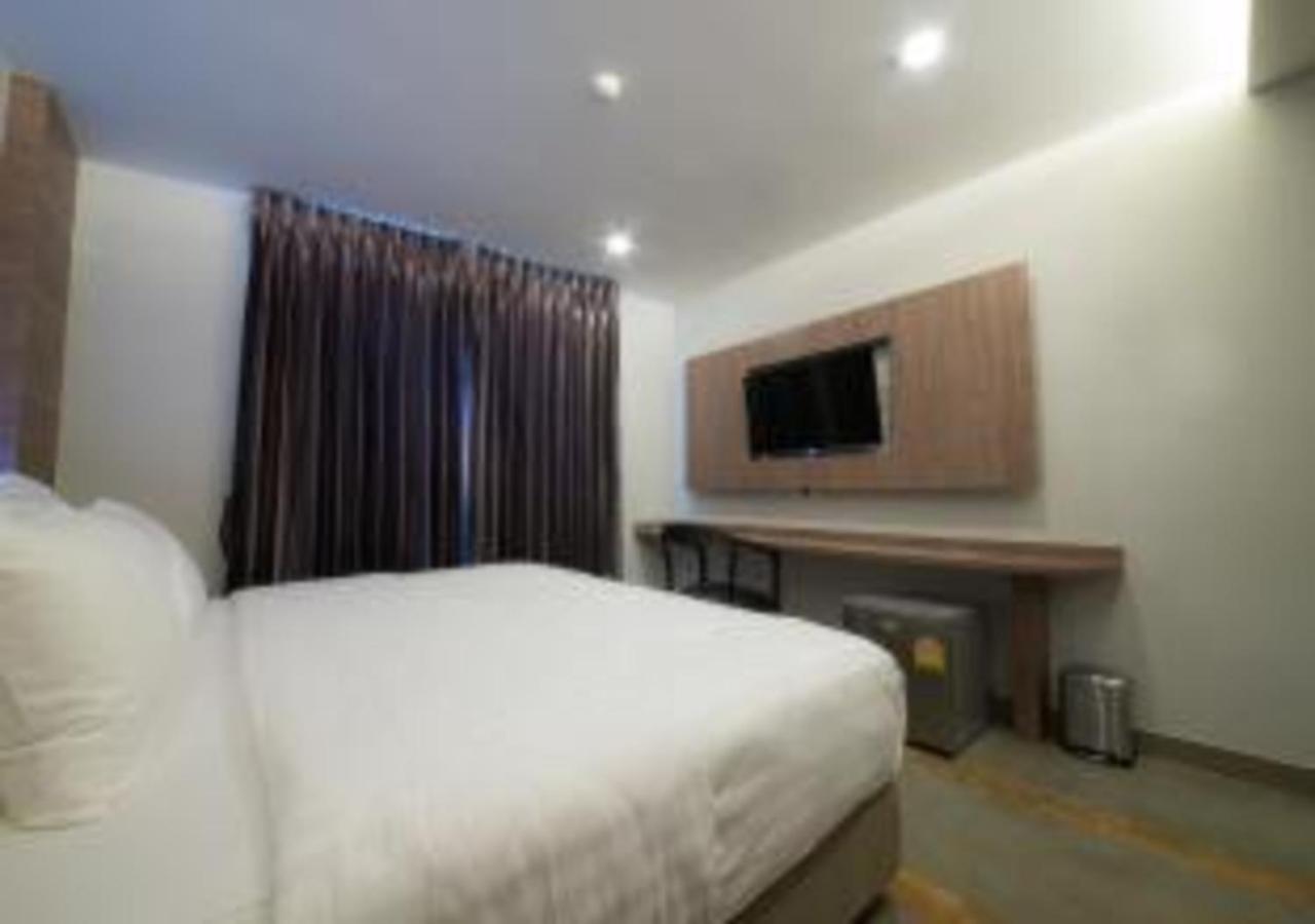 V20 Boutique Jacuzzi Hotel - Sha Extra Plus Bangkok Dış mekan fotoğraf